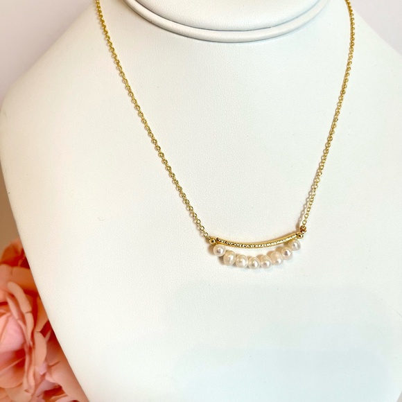 Elegant Pearl Necklace - Picture 7 of 8